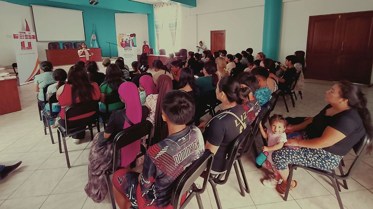 A través de charlas de sensibilización en encuentros familiares y visitas domiciliarias se promueve el retorno y la asistencia regular a clases.