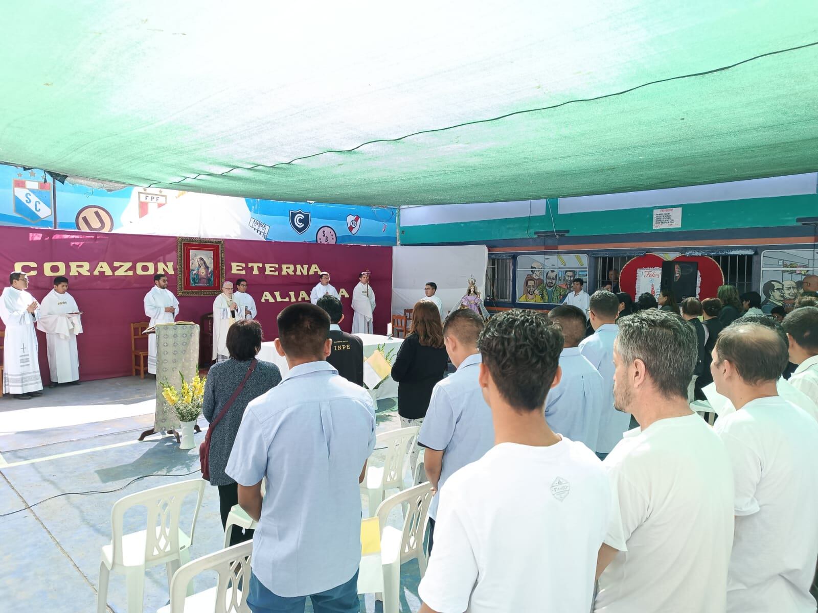Los internos participaron de la Eucaristía en el patio principal del penal. (FOTO: INPE)