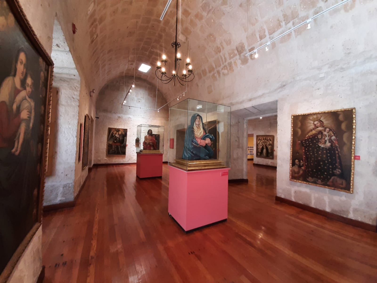 Se puede apreciar diferentes cuadros virreinales (Foto: Graciela Fernández)