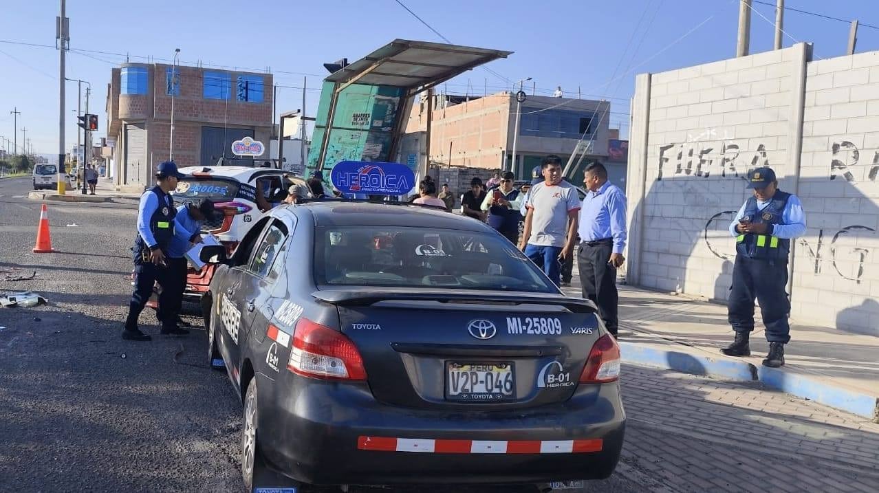 El accidente involucró en total a cuatro vehículos que impactaron en cadena. (Foto: Difusión)