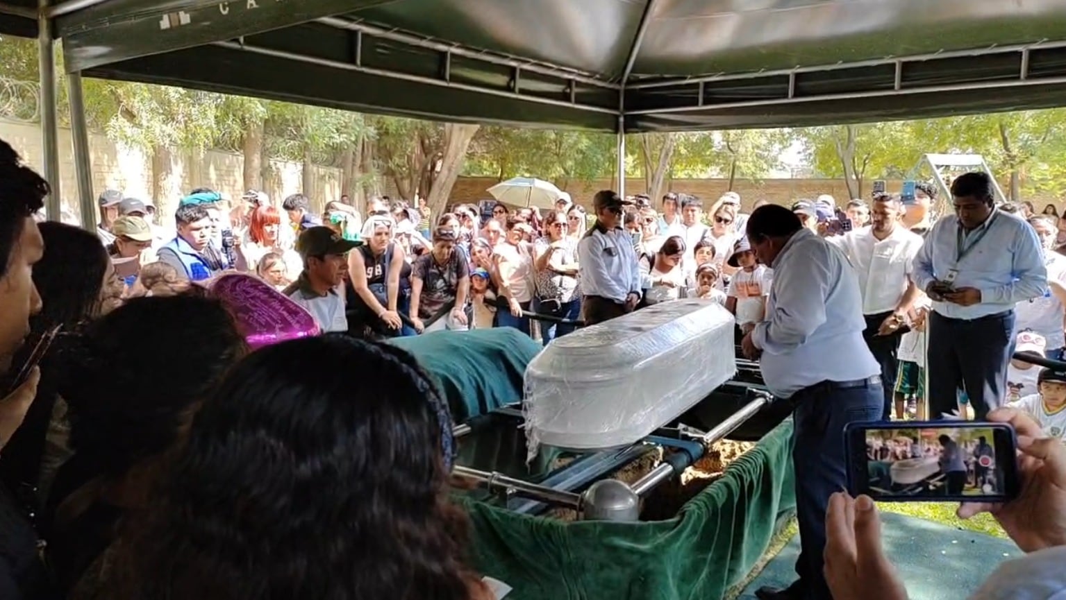 Madre e hija son sepultadas.