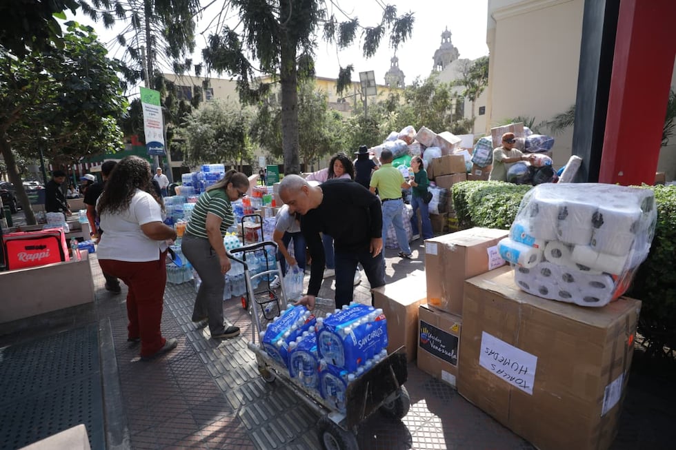 Voluntarios reciben donaciones en distintos puntos de Lima como parte de una cruzada humanitaria en favor de los damnificados en Venezuela