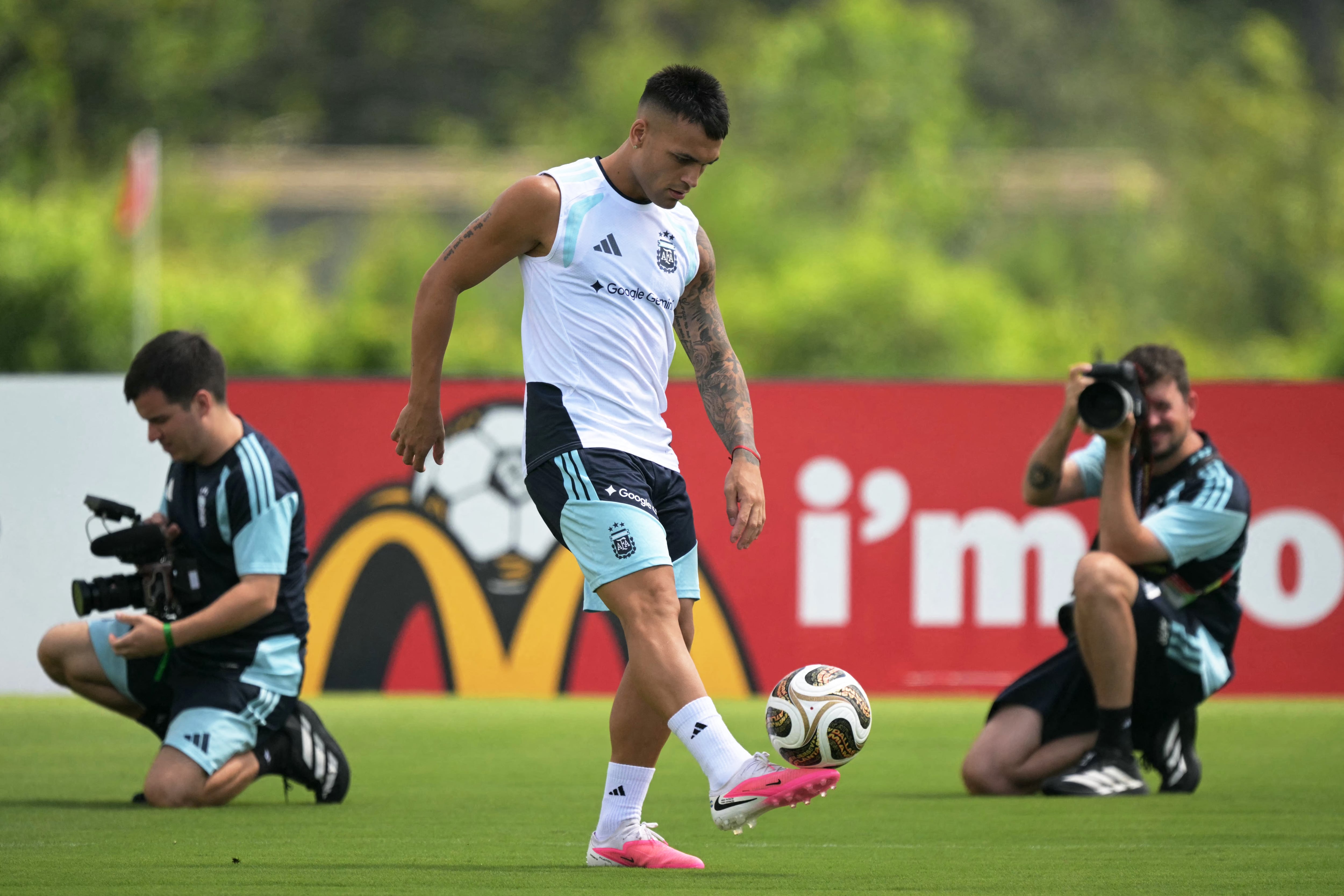 Lautaro Martínez durante la sesión de entrenamiento de Argentina en Atlanta. (Photo by JUAN MABROMATA / AFP)