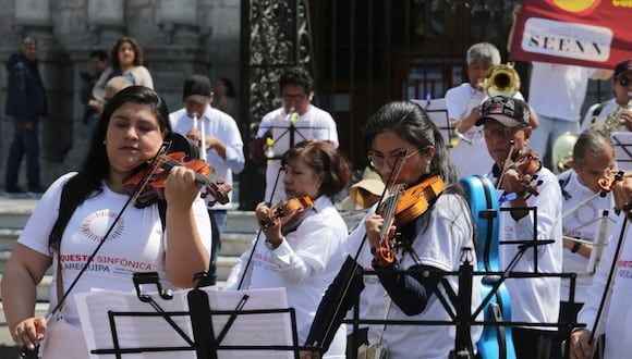 Los músicos realizaron una demostración como forma de protesta en la plaza de armas de Arequipa (Foto: Leonardo Cuito)