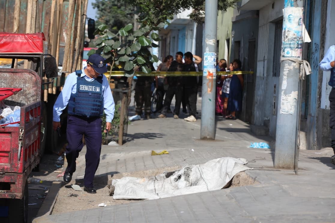 Asesinan a balazos a hombre en la puerta de su casa en Surquillo