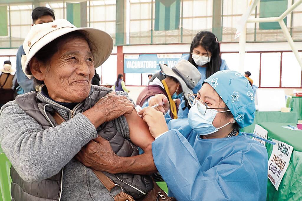 Vacuna a una persona adulta mayor. Foto: GEC