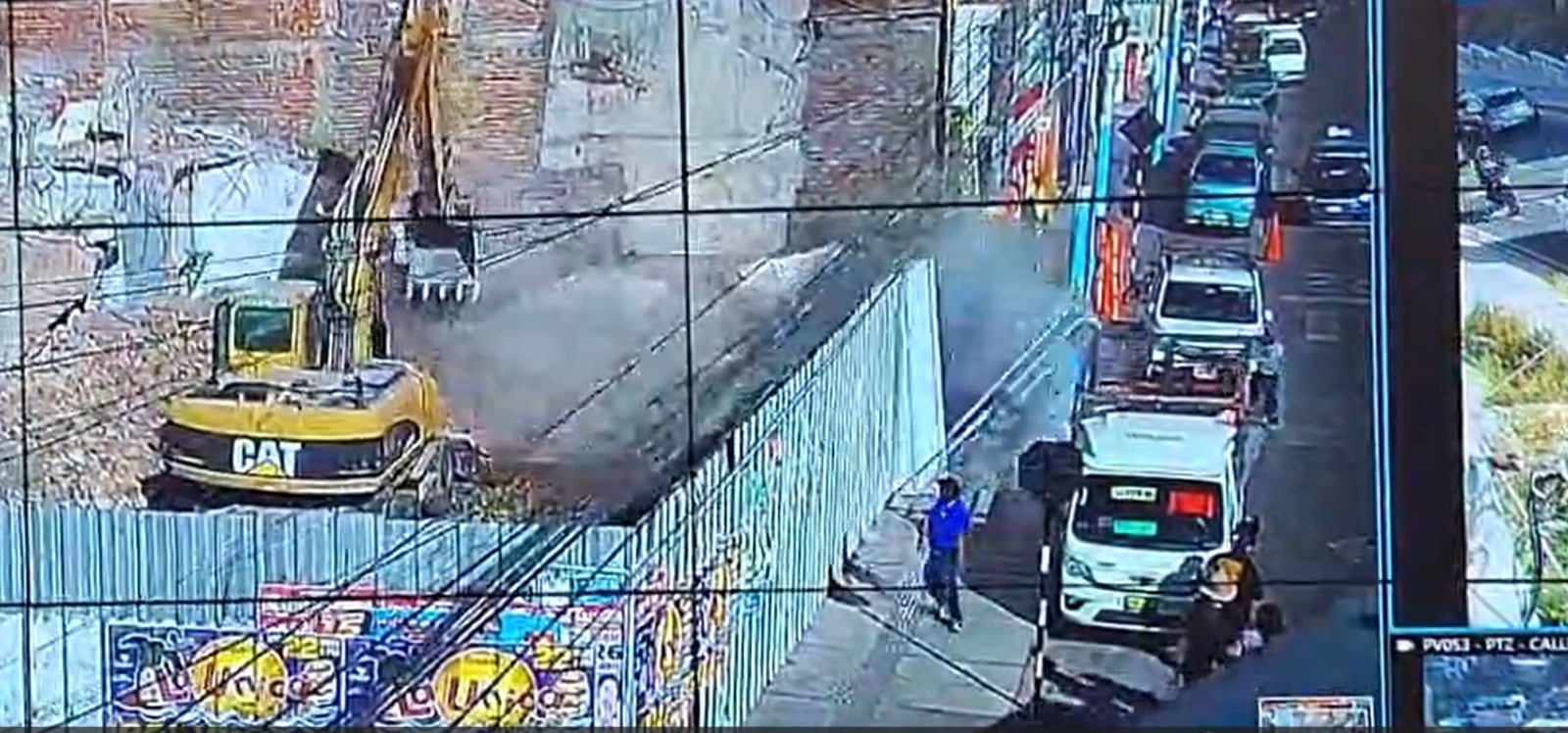 Muro cae durante obra de demolición y por poco aplasta a peatones en Mariano Melgar, en Arequipa. Foto: Captura de pantalla.