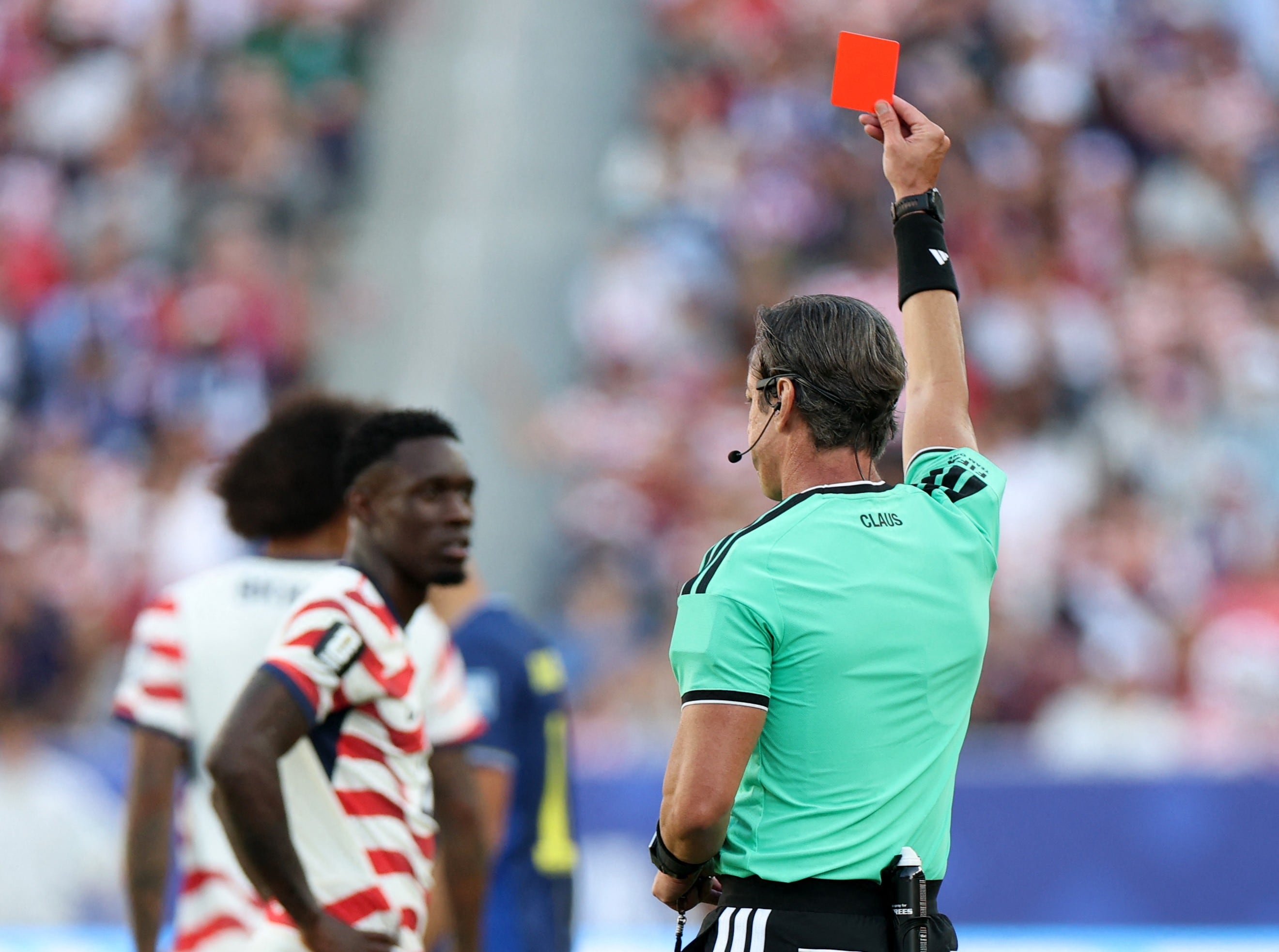 SANTA CLARA, CALIFORNIA - JULY 01: Referee Raphael Claus shows Folarin Balogun #20 of the United States a red card for a foul on Tarik Muharemovic #4 of Bosnia and Herzegovina during the FIFA World Cup 2026 Round of 32 match between USA and Bosnia and Herzegovina at San Francisco Bay Area Stadium on July 01, 2026 in Santa Clara, California. Charlotte Wilson/Getty Images/AFP (Photo by Charlotte Wilson / GETTY IMAGES NORTH AMERICA / Getty Images via AFP)