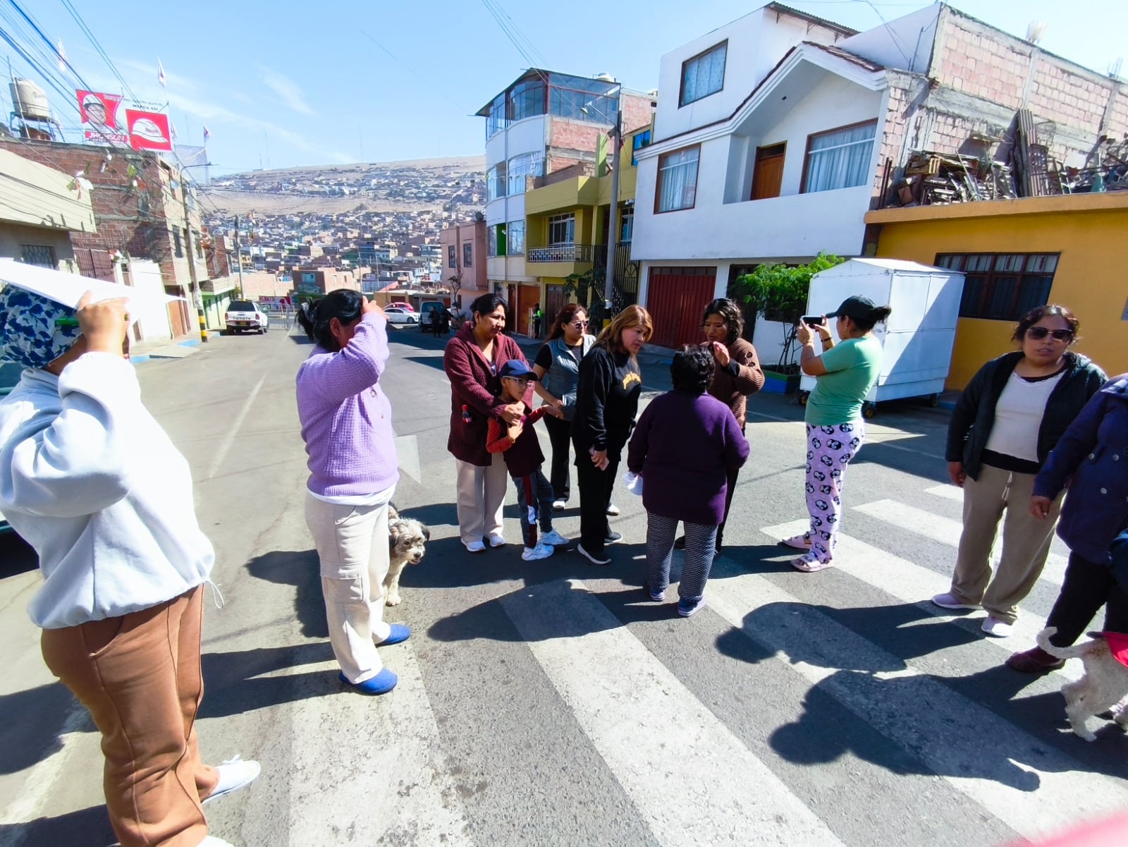 Pobladores de calles Luther King y México rechazan medida del municipio. (Foto: Correo)