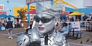 El artista lleva seis meses en el extranjero y vive en Los Ángeles, donde también lava carros, trabaja como mozo y realiza sus presentaciones en el muelle de Santa Mónica.