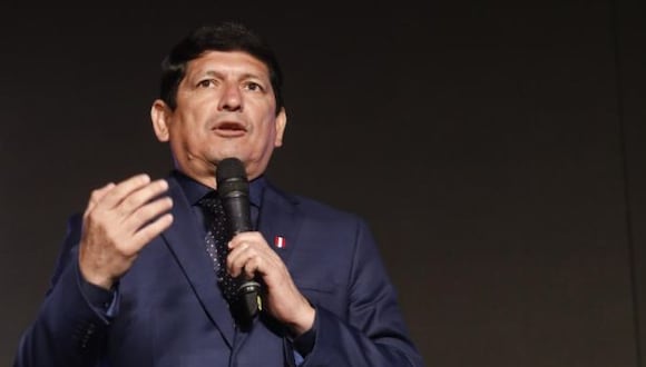 Lozano fue denunciado junto a otros directivos de la Federación Peruana de Fútbol. La Fiscalía realizó diligencias en Chongoyape donde allanaron domicilio para recoger documentación.