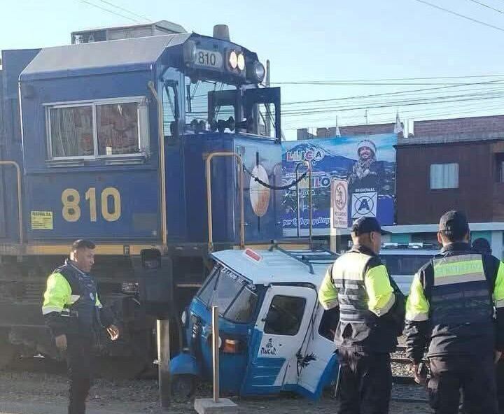 Mototaxi fue impactada por tren por intentar ganar el paso en La Joya
