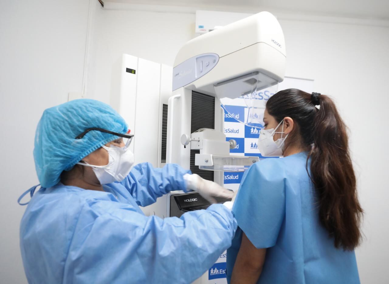 Especialistas recomiendan la autoevaluación para detectar a tiempo el cáncer de mama