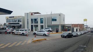 Tacna: Vehículos forman largas colas en grifos en busca de GLP