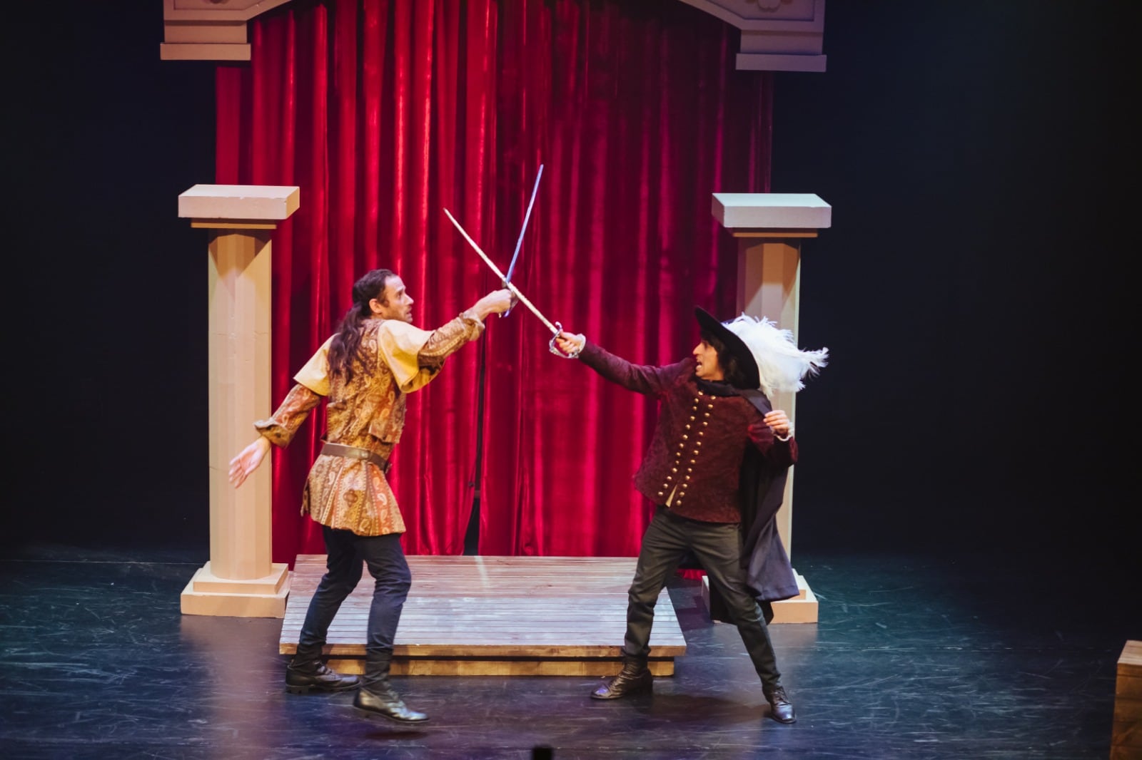 La aclamada historia del ingenioso espadachín retorna a los escenarios de Lima en una temporada corta pensada para grandes y chicos.