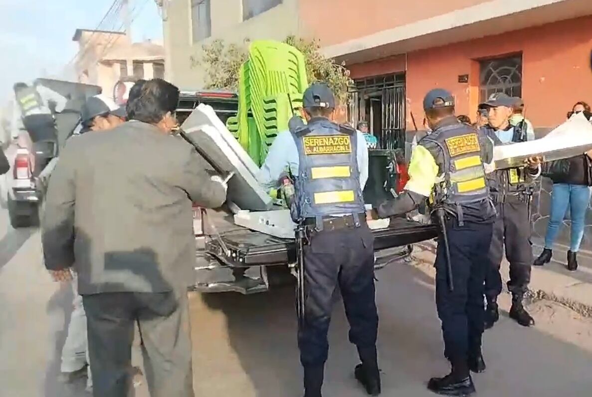 Policías municipales sacaron mesas y sillas de plástico del establecimiento dedicado a la venta de licor