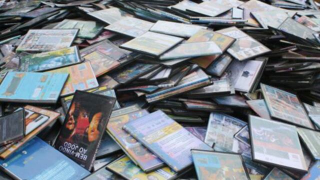 Policía incauta discos piratas y celulares de contrabando