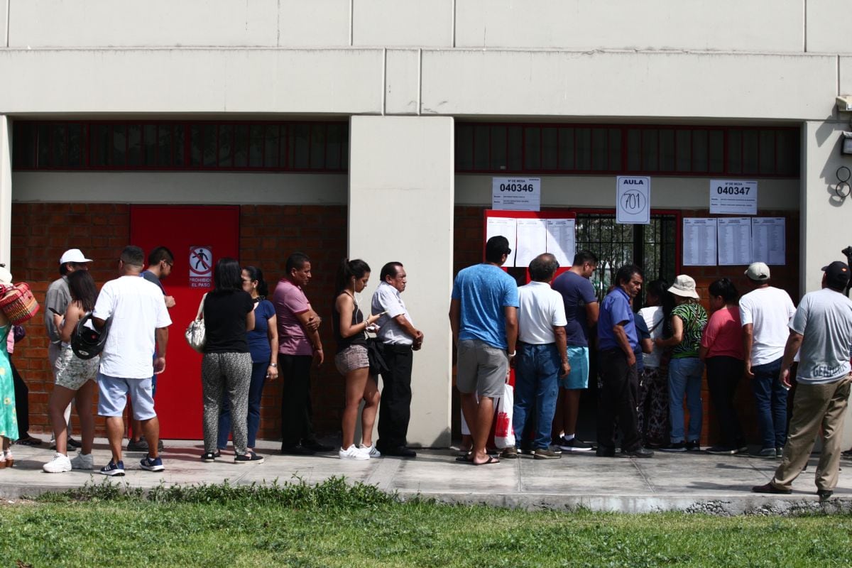 Tampoco se puede portar folletos, pancartas u otros elementos proselitistas.