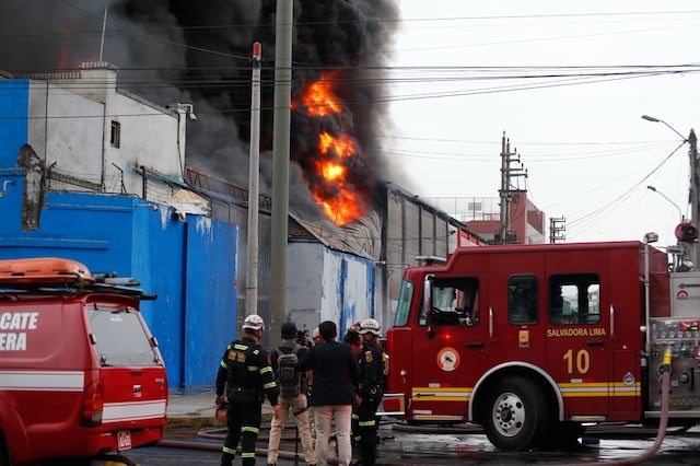 Cercado de Lima: Voraz incendio en almacen de plásticos fue controlado por los bomberos