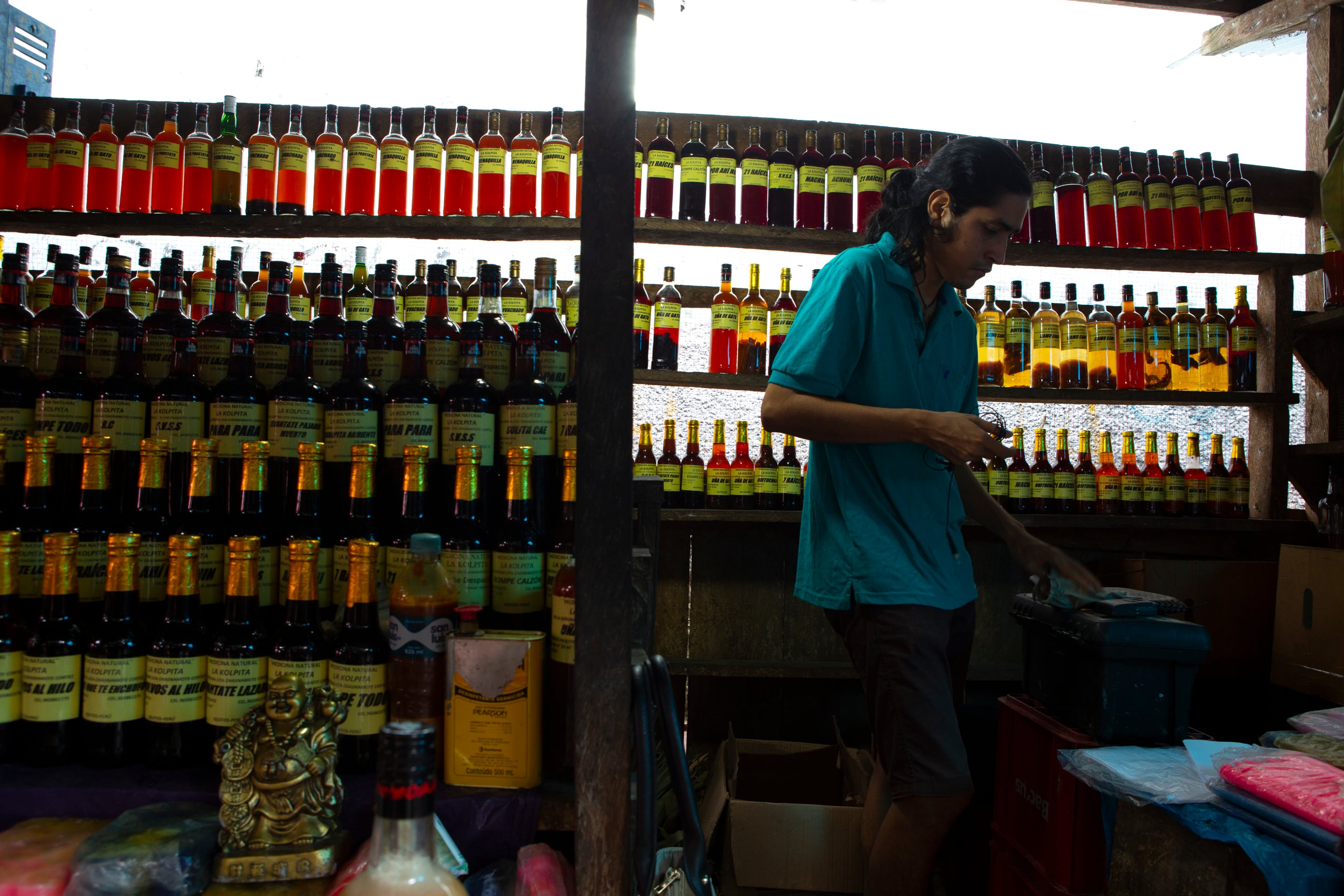 La ópera prima de la cineasta y antropóloga visual explora los recorridos materiales y espirituales de la ayahuasca en la Amazonía peruana con un enfoque íntimo y poético.