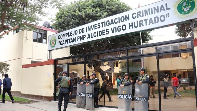 Detienen a 8 policías acusados de integrar banda criminal ‘Los elegantes de Trujillo’