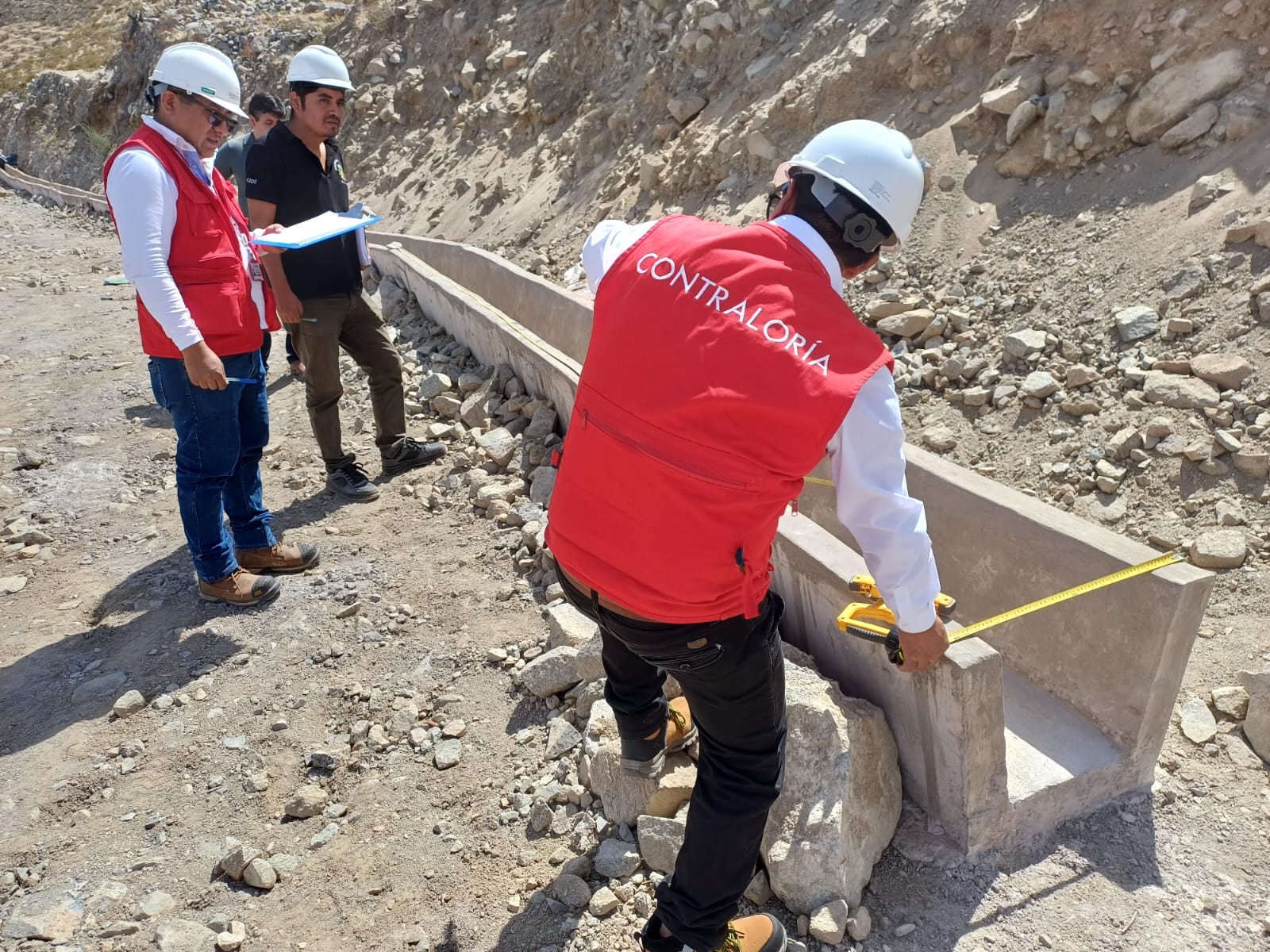 Contraloría supervisa obras en provincias de la región Arequipa, alertando retrasos y deficiencias. Foto: Contraloría.