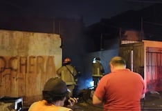 SMP: incendio consume cochera usada como almacén de reciclaje en la madrugada de Navidad