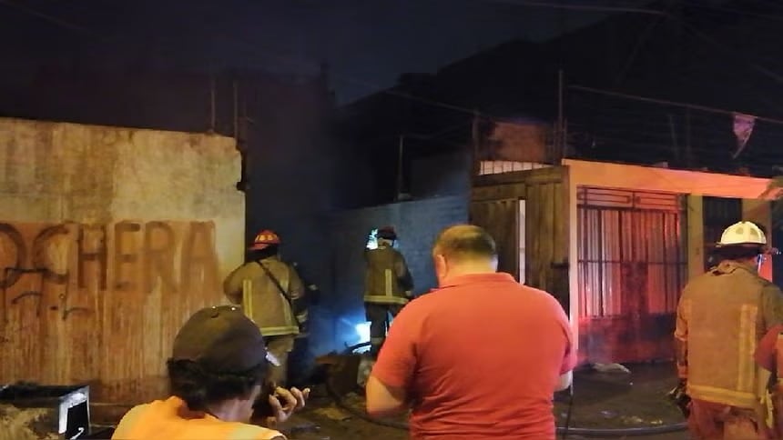 SMP: incendio consume cochera usada como almacén de reciclaje en la madrugada de Navidad. Foto: RPP.