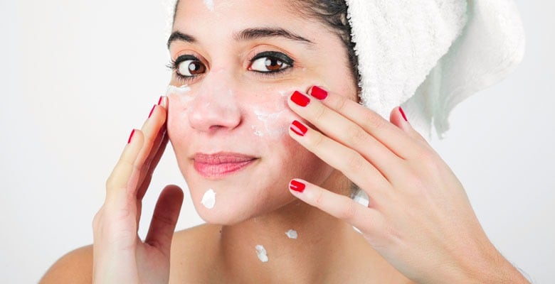 Especialistas destacan que la constancia en el cuidado facial y el uso de protector solar son claves para prevenir la aparición de manchas y mantener la piel luminosa.