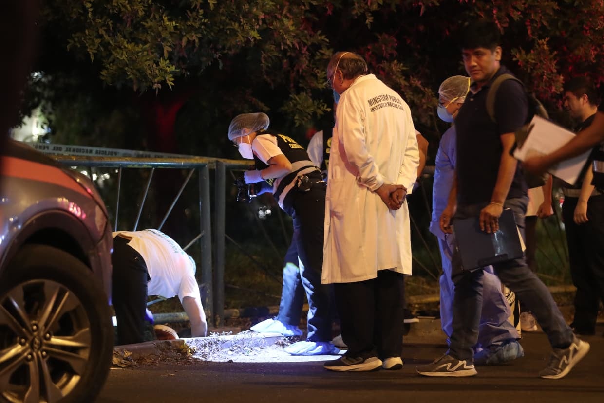 Un presunto asaltante murió este martes 24 de marzo durante un intento de robo a la concesionaria de autos de alta gama Iconic Cars, ubicada en el cruce de la avenida Primavera y la calle Las Canarias, en el límite de San Borja y Surco. (Fotos: GEC)