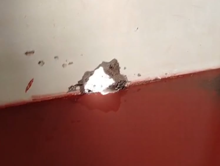 Familia tuvo que abrir forado en la pared de su vivienda para que el agua discurra y el agua no se almacene