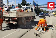 El Tambo: Con las manos trabajadores de limpieza pública recogen basura con las manos