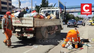 El Tambo: Con las manos trabajadores de limpieza pública recogen basura con las manos