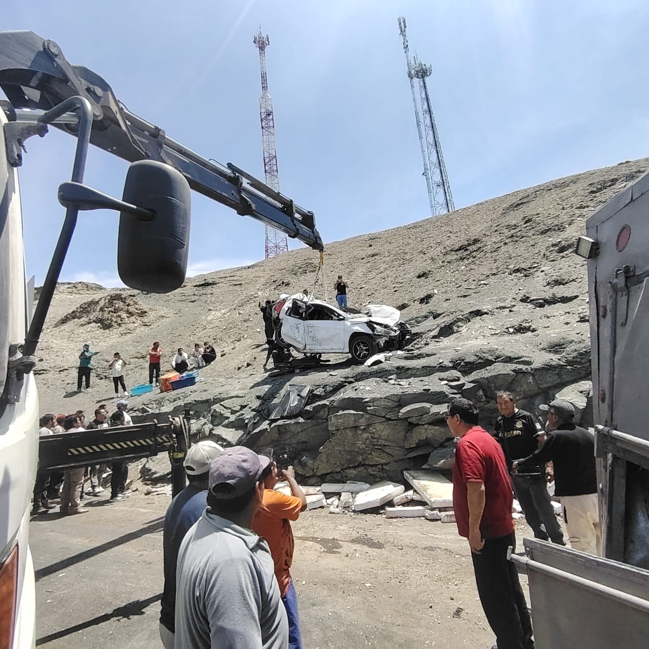Camioneta quedó destrozada y la grúa tuvo que usar estrategias para despejar la Panamericana Sur. Foto: PNP