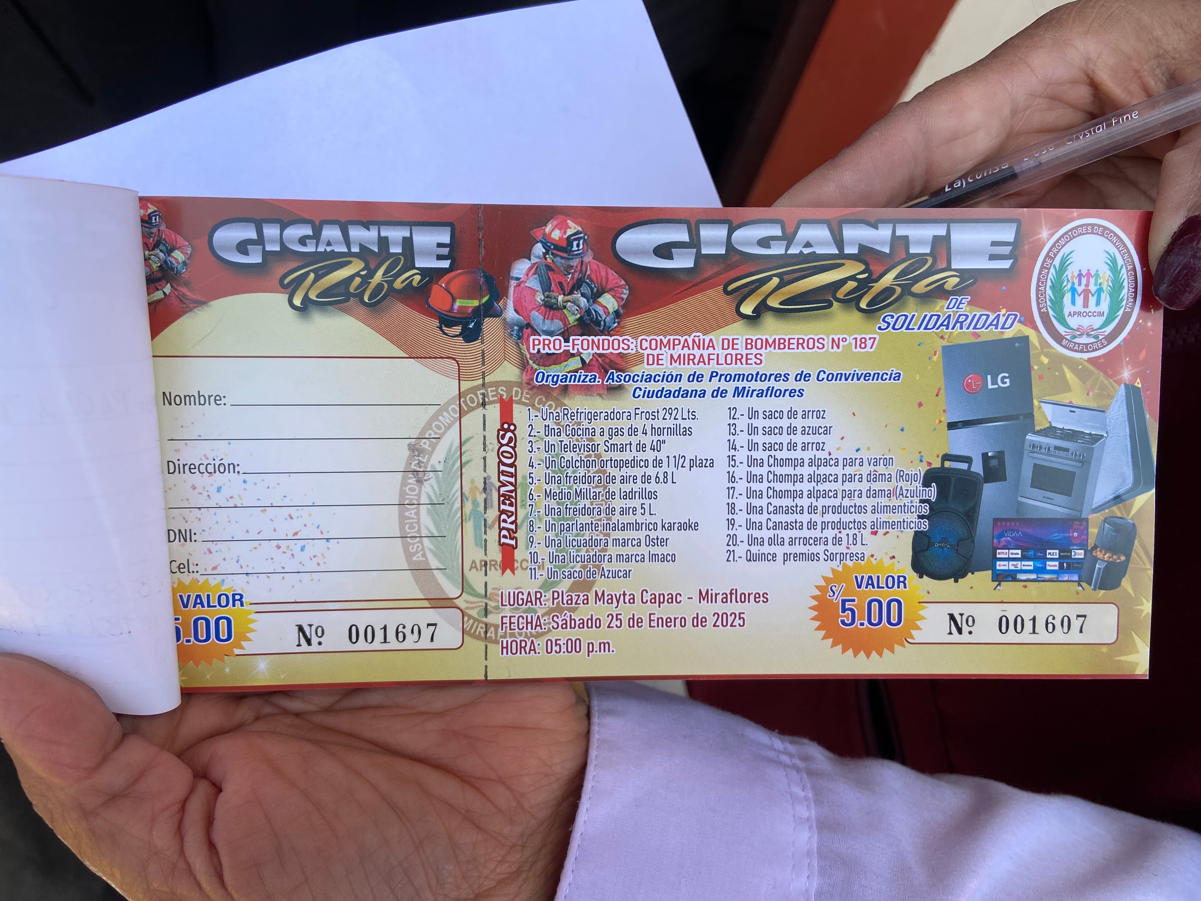 Cada uno de las rifas valen 5 soles, se pide apoyar a los bomberos. (FOTO:GEC)