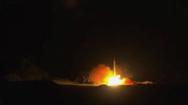 Cohetes golpean base iraquí con tropas de EE.UU. a dos días de la visita del papa