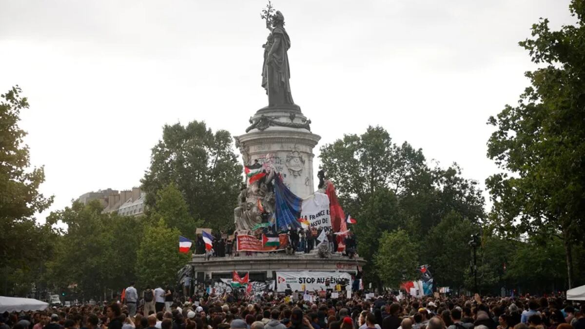 Varias personas reaccionan a los resultados de las elecciones de Francia. EFE/EPA/Yoan Valat