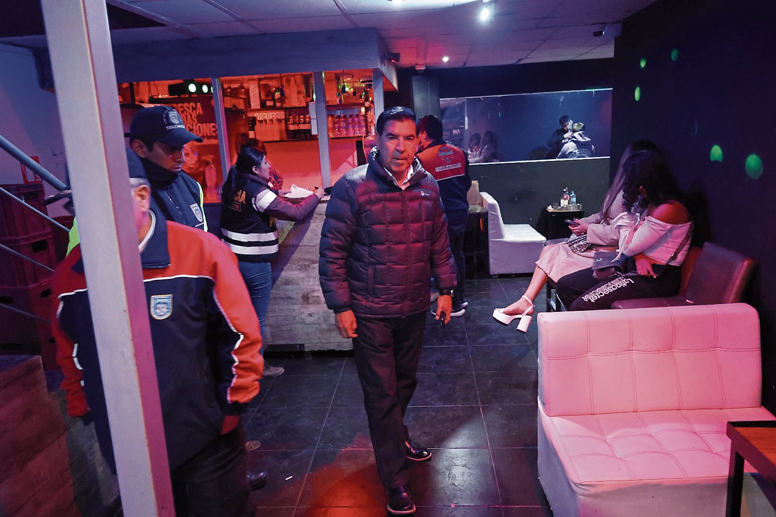 Autoridades intervinieron en el cierre de local en Andrés Avelino Cáceres, José Luis Bustamante y Rivero. Foto: GEC.