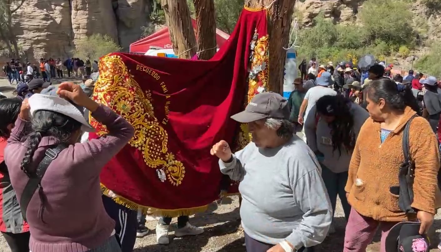 Devotos se cubren con el manto de la Virgen de Chapi para pedir bendición en el santuario de Charcani en Cayma (Foto: GEC)