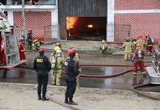 Incendio de grandes proporciones consume fábrica de colchones en Villa El Salvador (FOTOS)