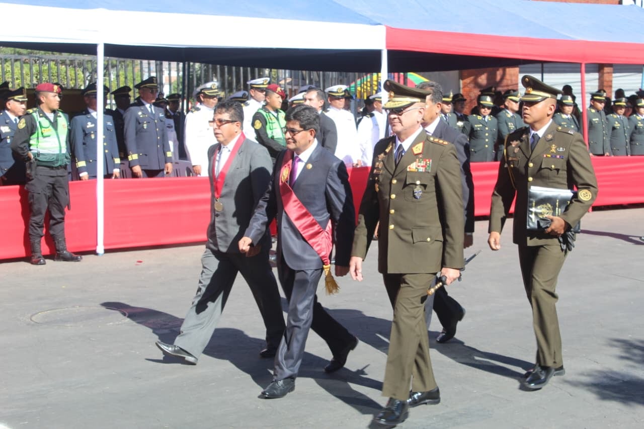 Gobernador de Arequipa en la ceremonia del 146° Aniversario de la Batalla de Arica y renovación del juramento de fidelidad a la bandera. (Foto: Álvaro Figueroa/@photo.gec)