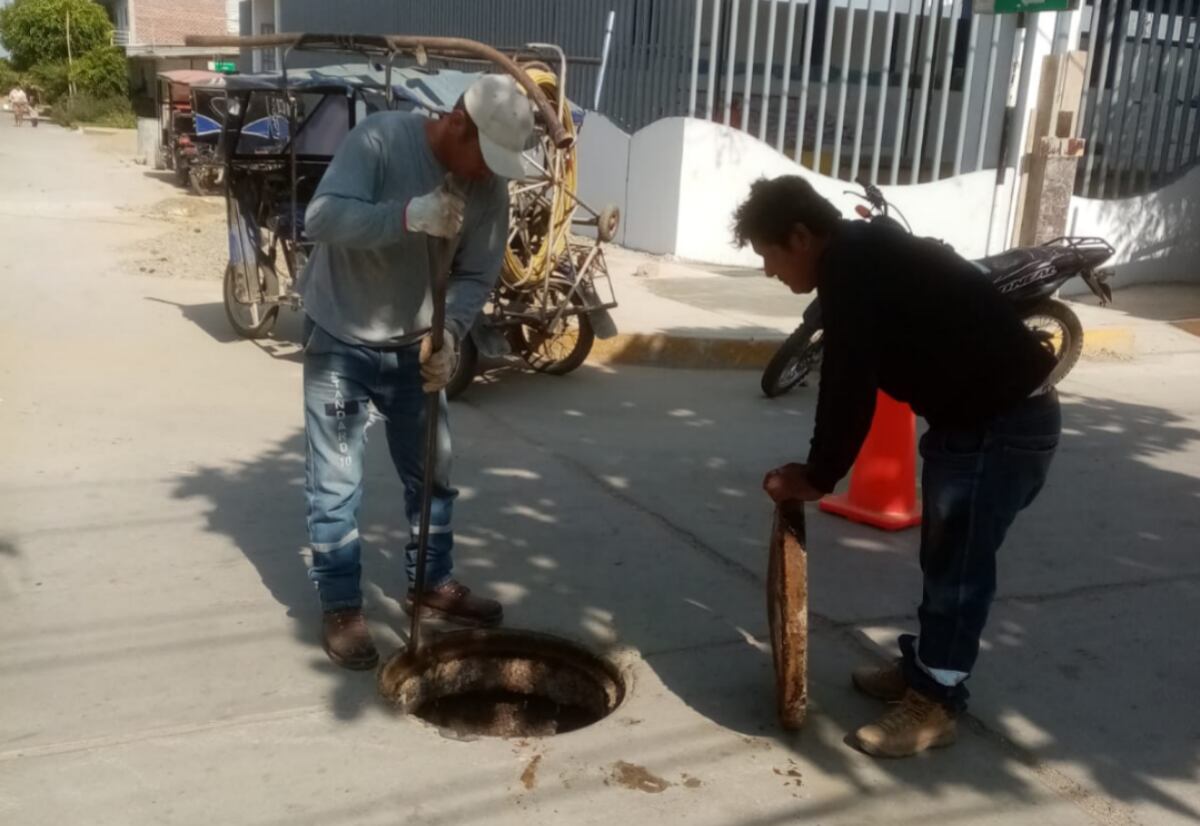 Trabajadores de la EPS Grau limpian buzones