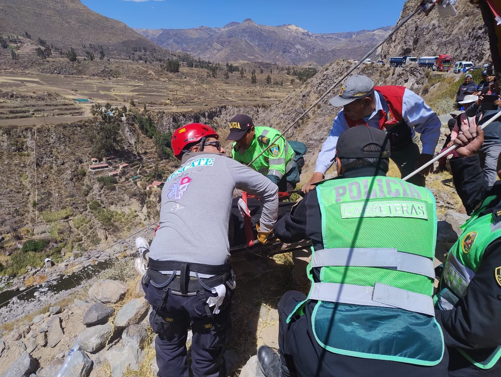 Policías debieron usar sogas para recuperar los cuerpos de la pareja. (Foto:Difusión)