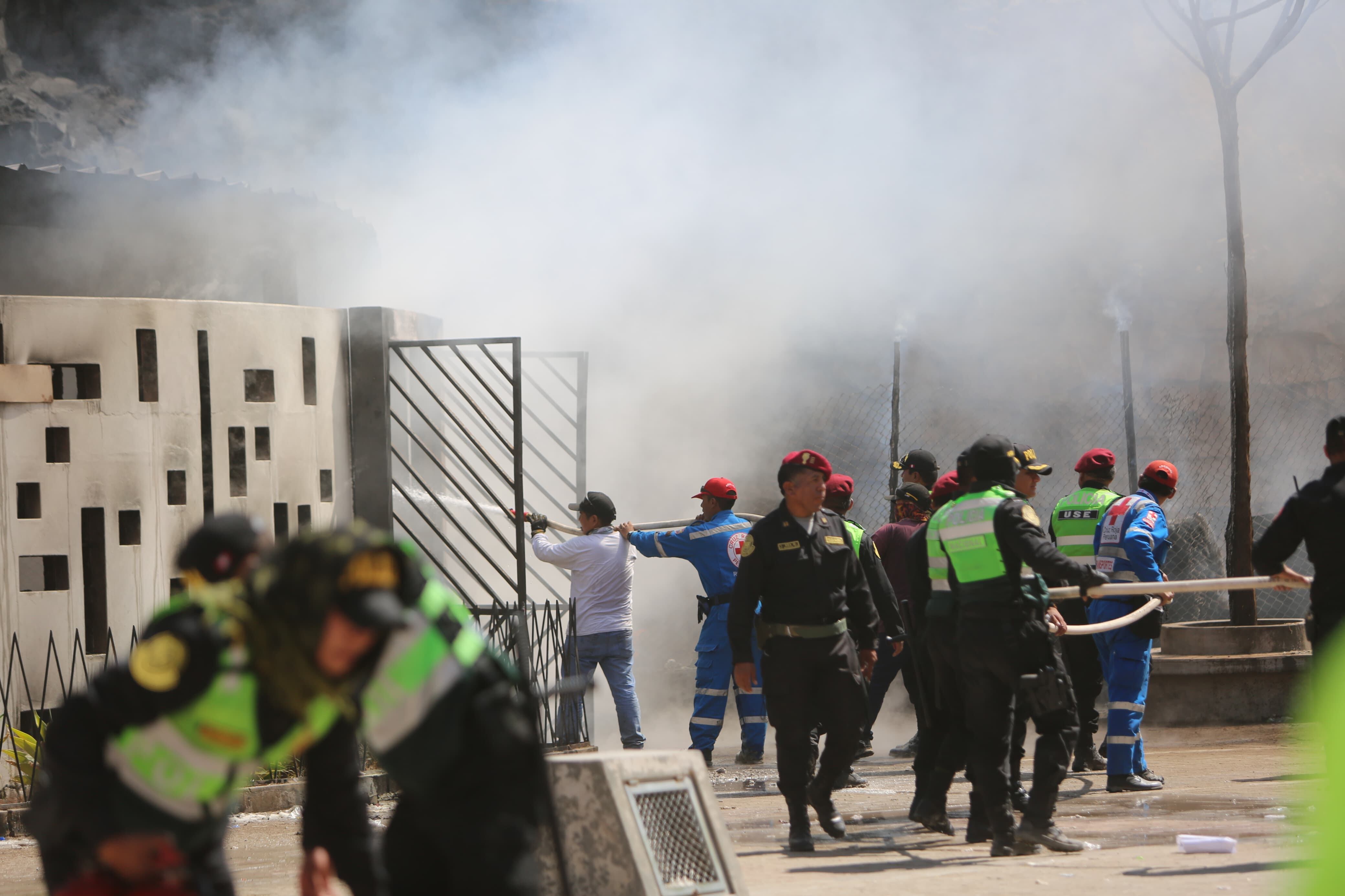 Con el uso de una cisterna de agua potable controlaron el fuego (Foto: Leonardo Cuito)