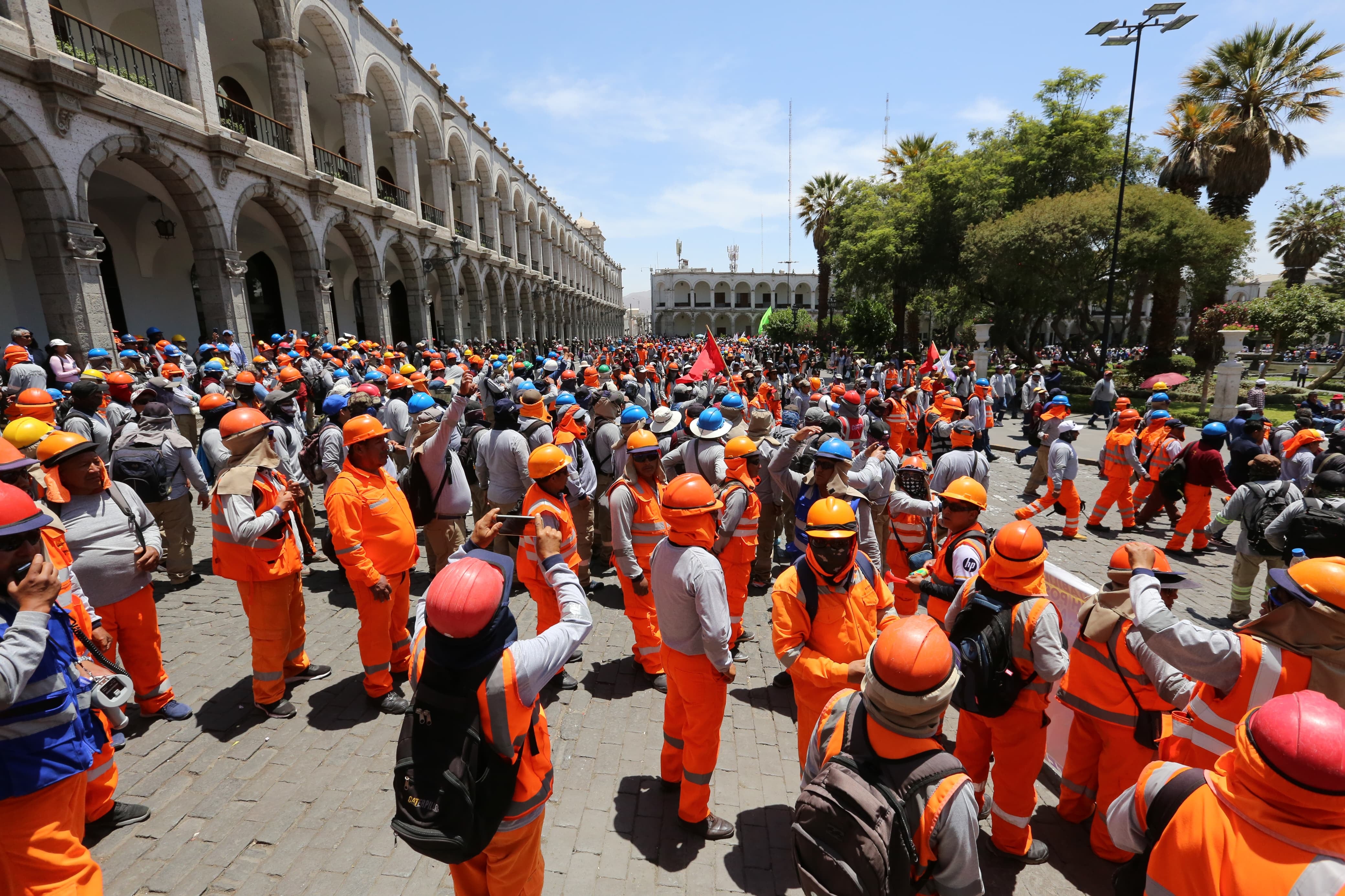 Agremiados marcharon hasta la Plaza de Armas. (Foto: GEC)