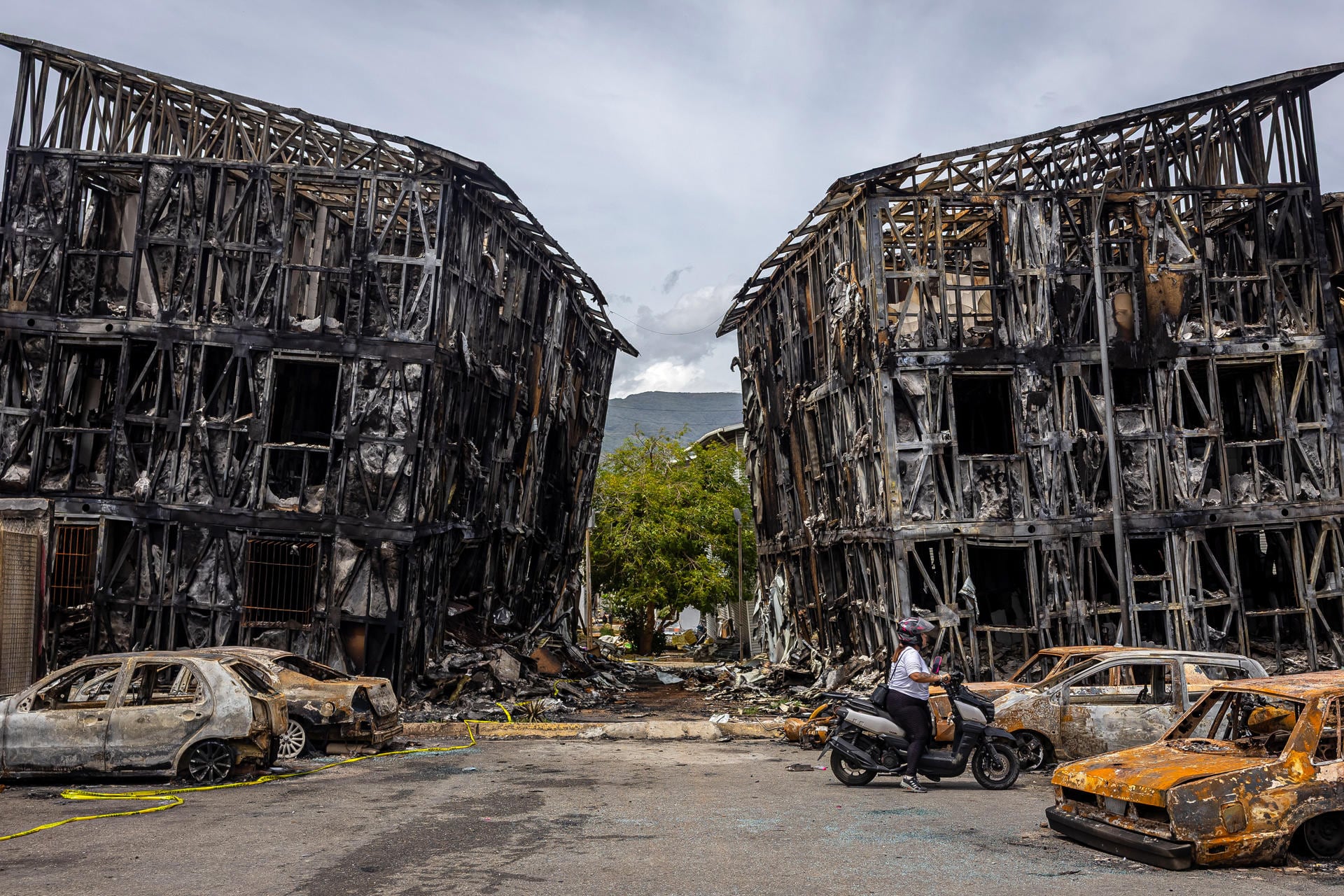 Fotografía que muestra edificios del programa social Misión Vivienda destruidos tras los terremotos que asolaron La Guiara, en Venezuela. (EFE/ Miguel Gutiérrez).