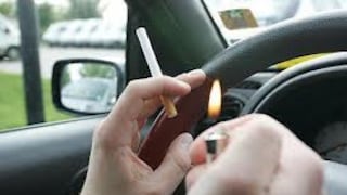 Argentina: multarán a quienes fuman mientras conducen