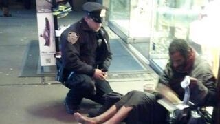 Foto de policía calzando a mendigo conmueve a neoyorquinos