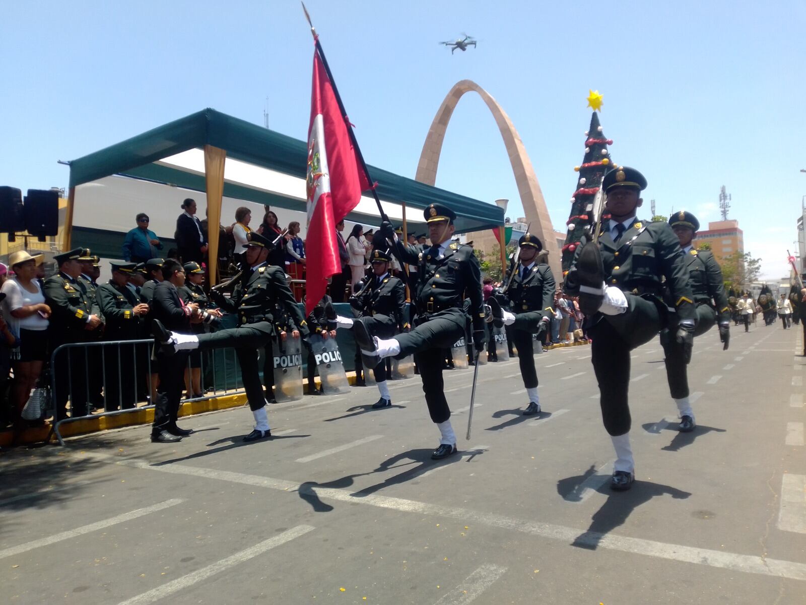 La gallardía de los agentes se ganó cientos de aplausos de la ciudadanía apostada en la calle San Martín. (Foto: Adrian Apaza)