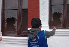 Rompen vidrio de la ventana del Palacio Municipal de Trujillo (VIDEO)
